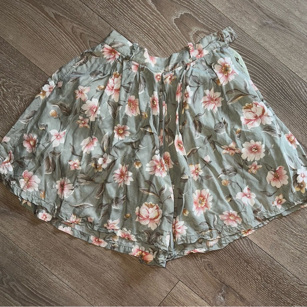 VTG 90’s LizSport Petites High Waist Floral Pleated Shorts (pockets) sz4